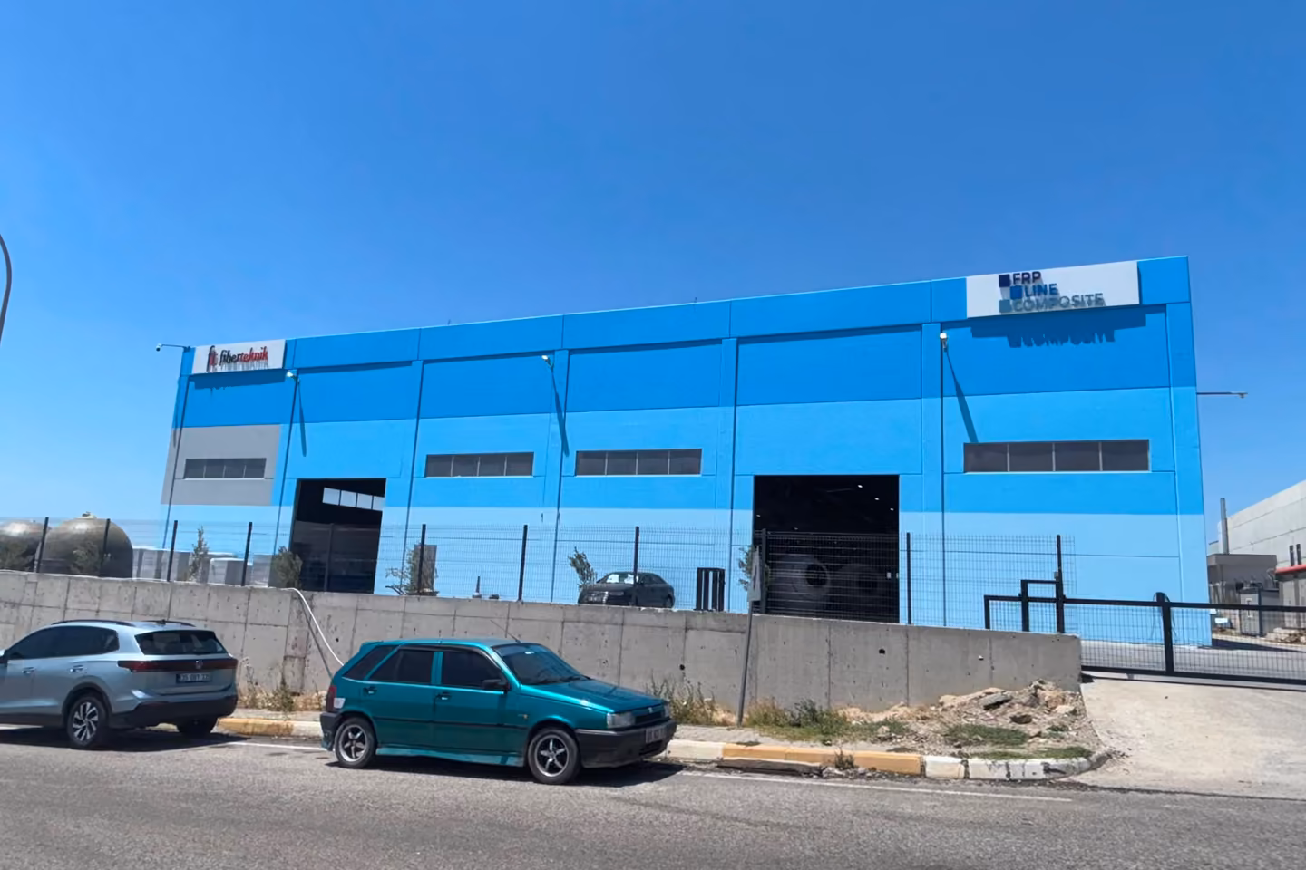 FRP Line Composite mavi fabrika dış cephesi ve bina tabelası
